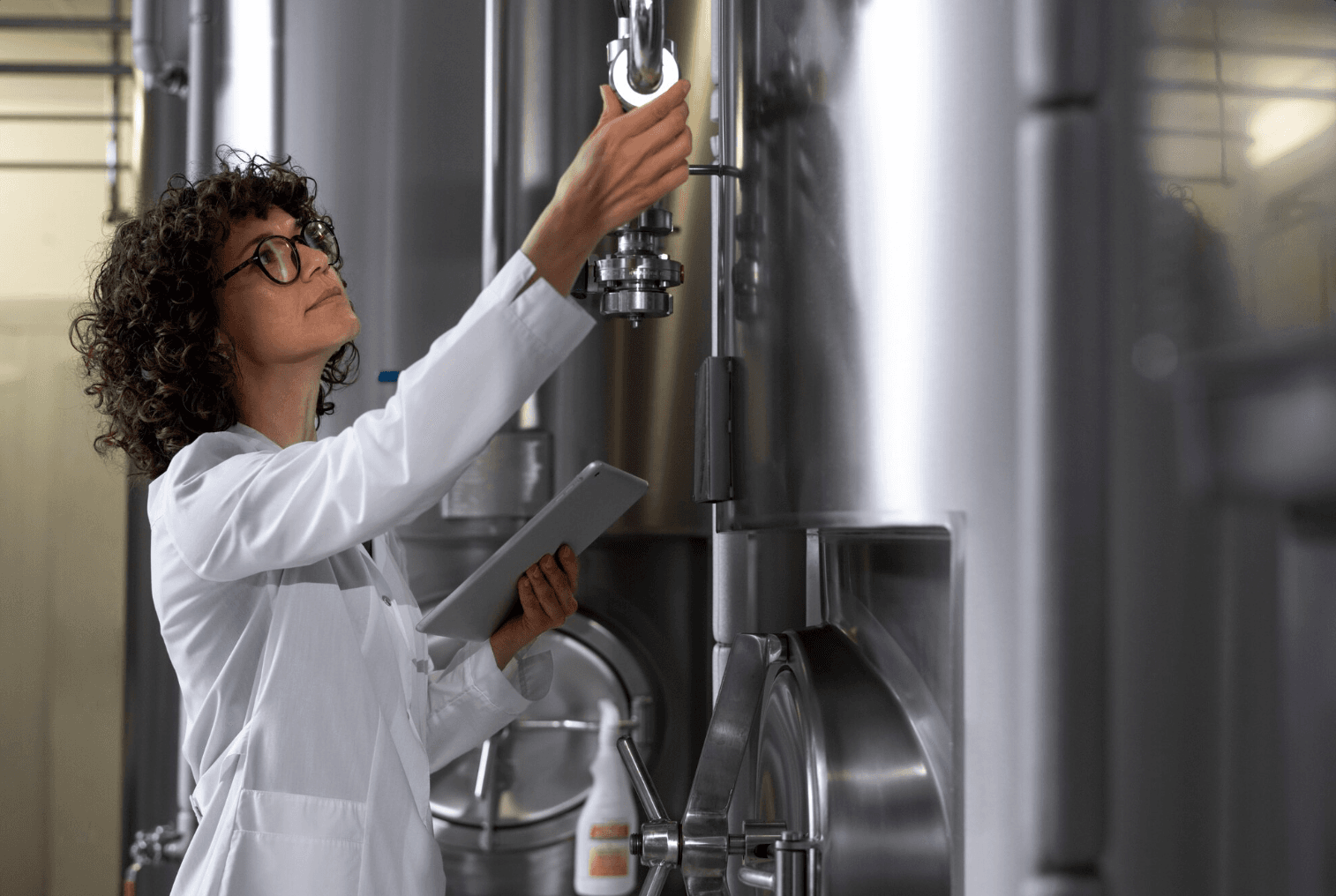 Wissenschaftlerin arbeitet mit Industrieanlage